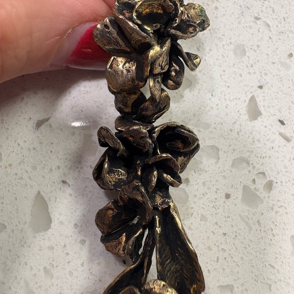 ** SOLD**Single Vintage Elegant Gold Floral Drop Earring - Picture 3 of 5